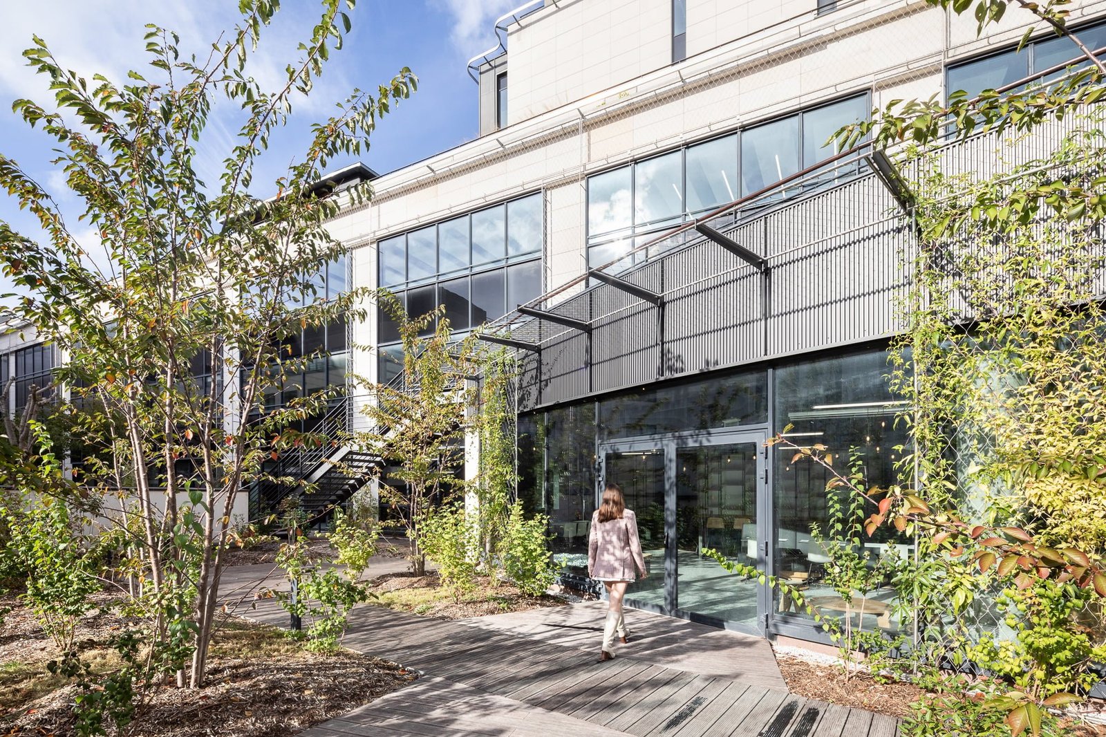 Projet "Trait d'union", un ensemble de Bureau projeté par l'agence LBBA-Architecture. 8 rue François Ory, 92120 Montrouge